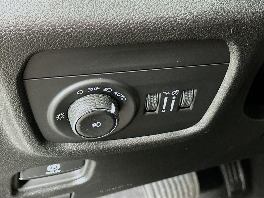 new 2025 Jeep Grand Cherokee car, priced at $42,474