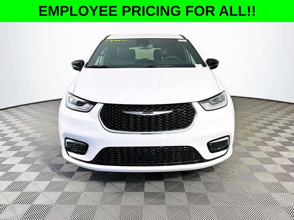 new 2025 Chrysler Pacifica car, priced at $40,596