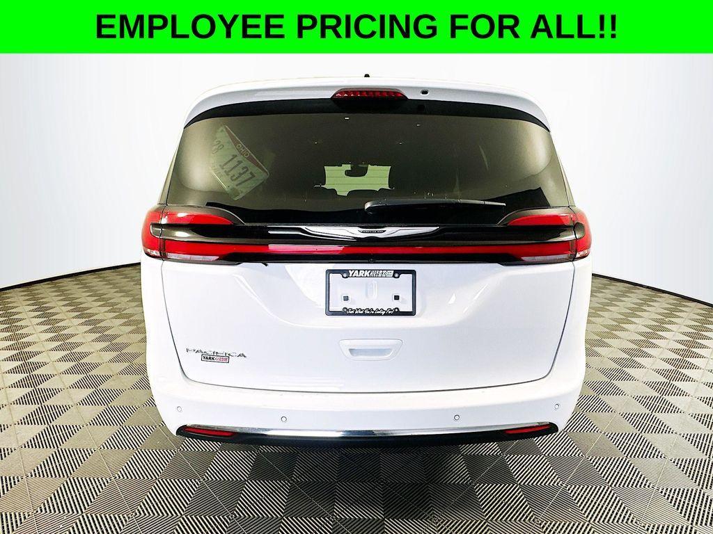 new 2025 Chrysler Pacifica car, priced at $40,596