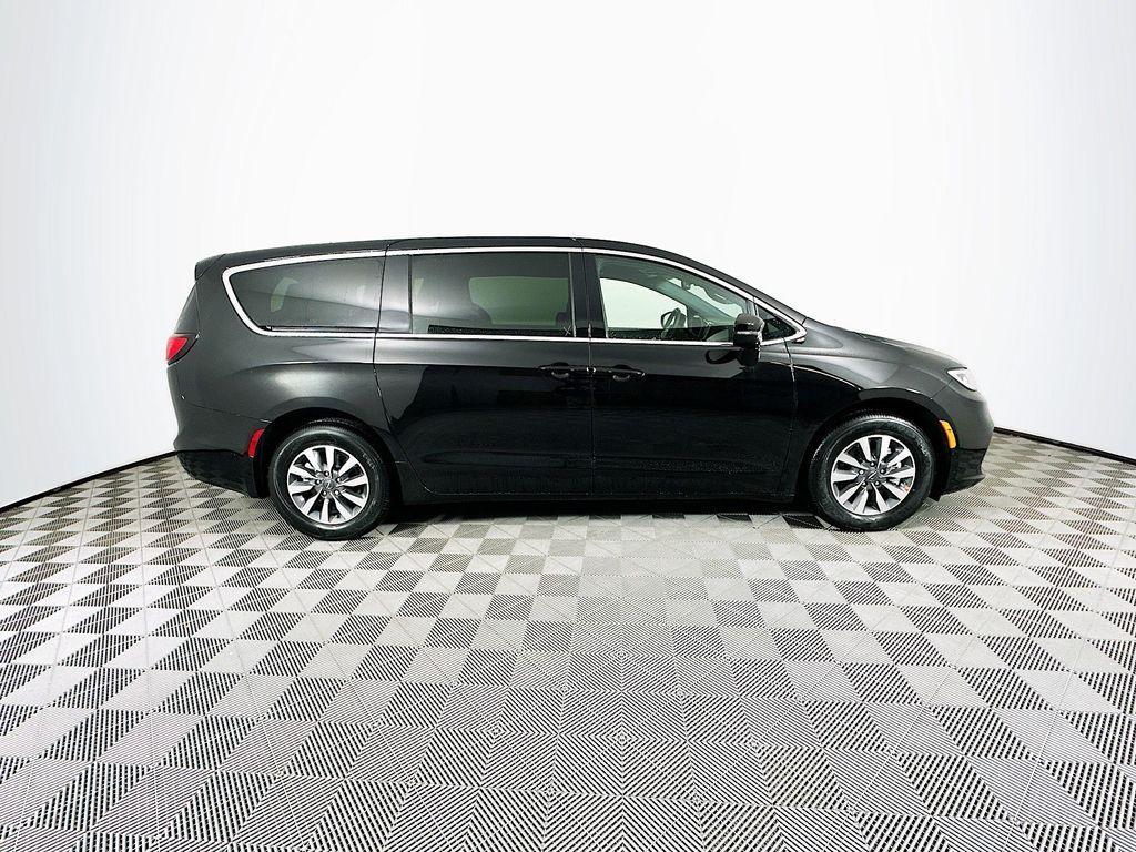 new 2025 Chrysler Pacifica Hybrid car, priced at $34,909