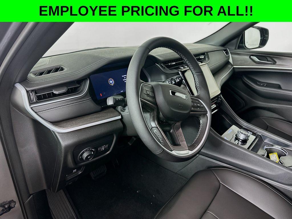 new 2025 Jeep Grand Cherokee car, priced at $45,685