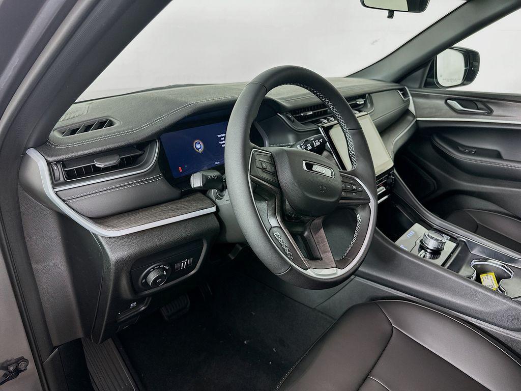 new 2025 Jeep Grand Cherokee car, priced at $45,685