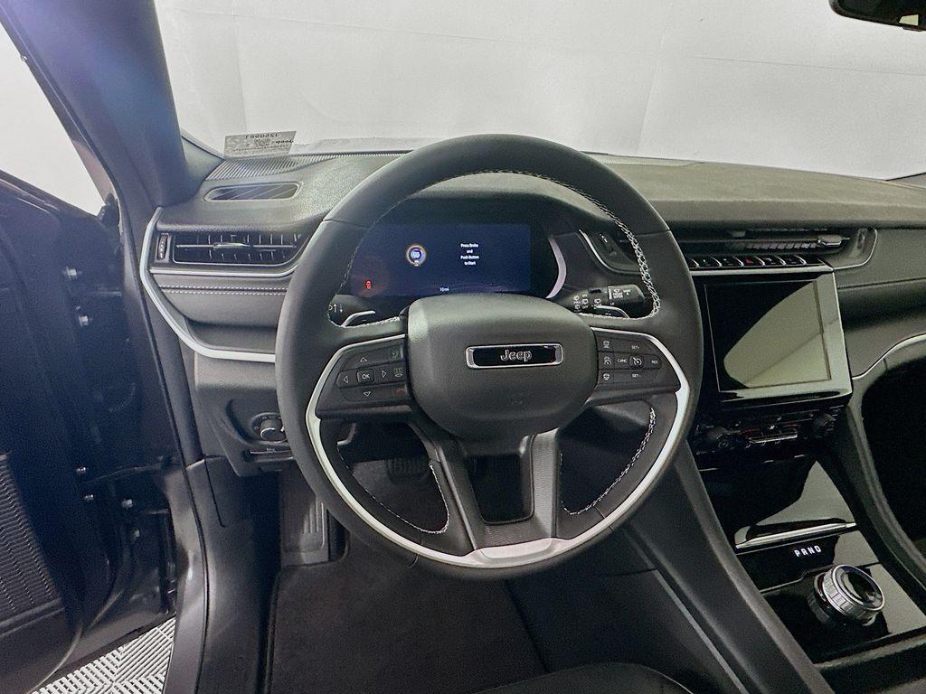 new 2025 Jeep Grand Cherokee car, priced at $40,779