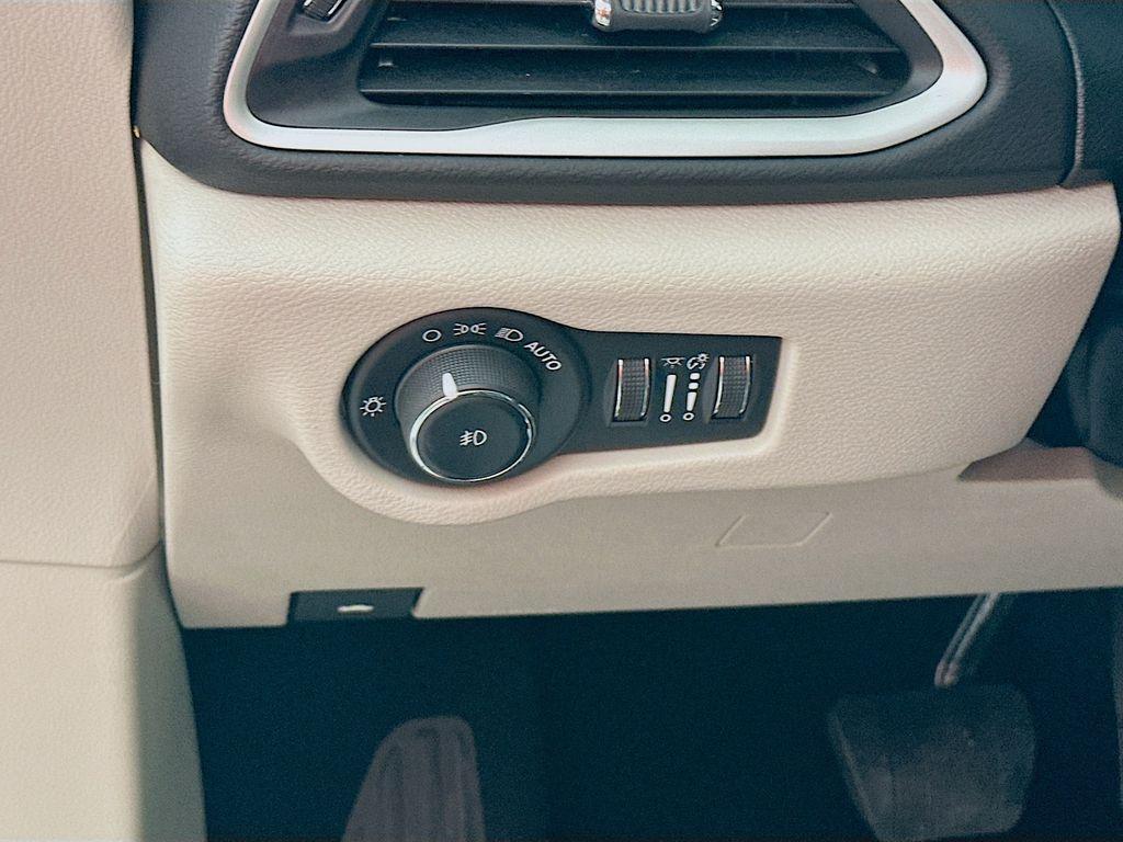 used 2024 Chrysler Pacifica car, priced at $30,994