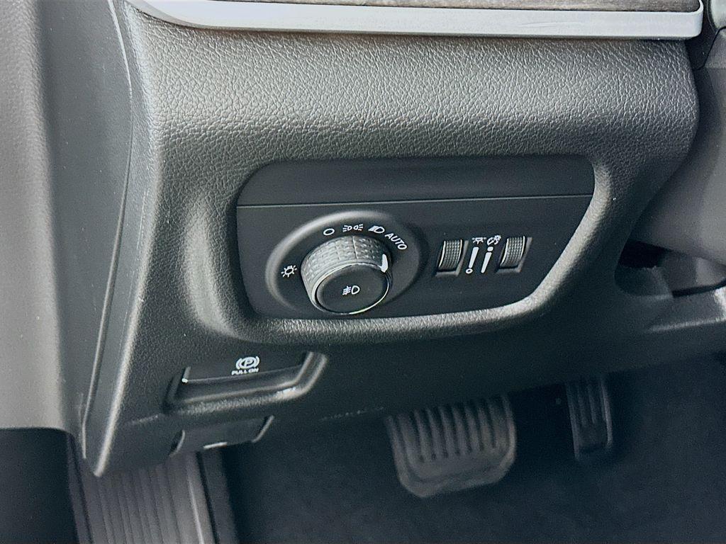 new 2025 Jeep Grand Cherokee car, priced at $45,176
