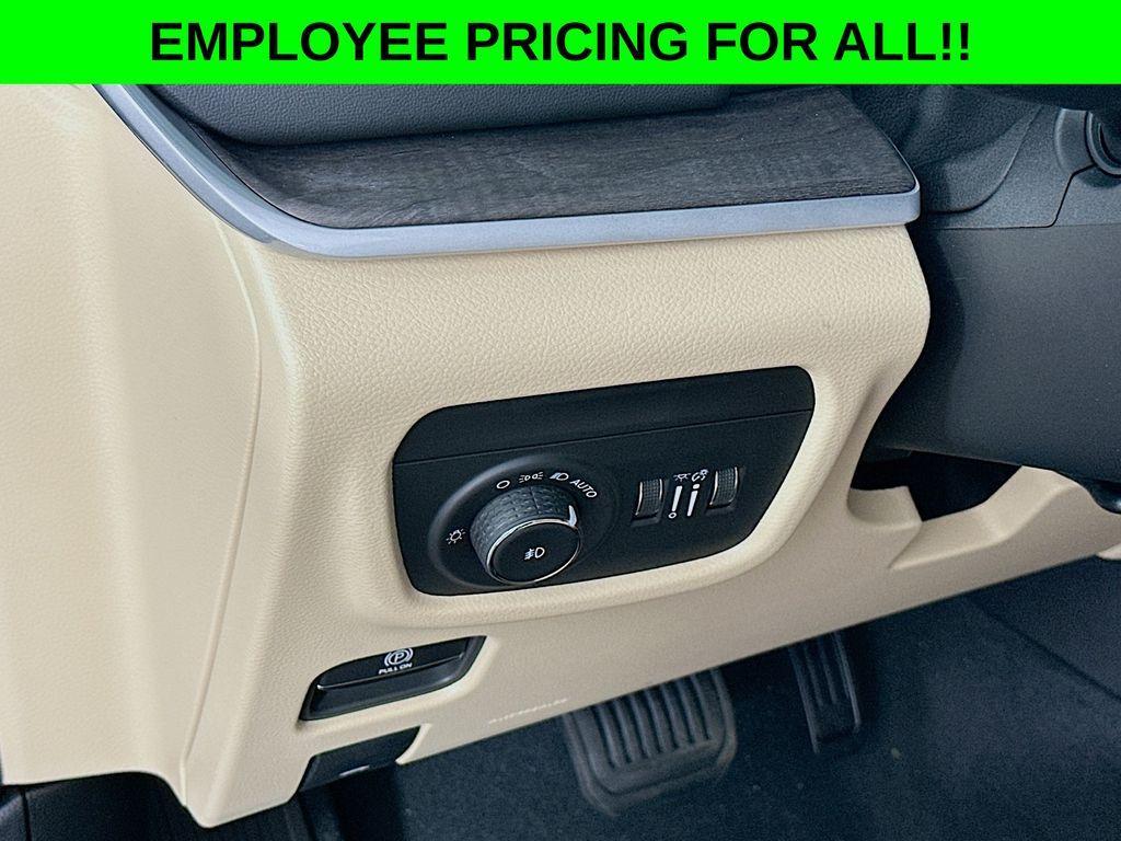 new 2025 Jeep Grand Cherokee car, priced at $47,750