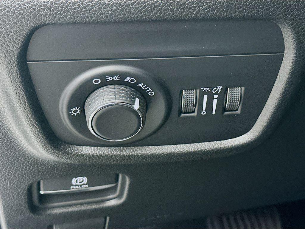 new 2025 Jeep Grand Cherokee car, priced at $37,916