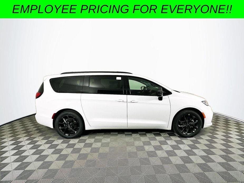 new 2024 Chrysler Pacifica car, priced at $45,636