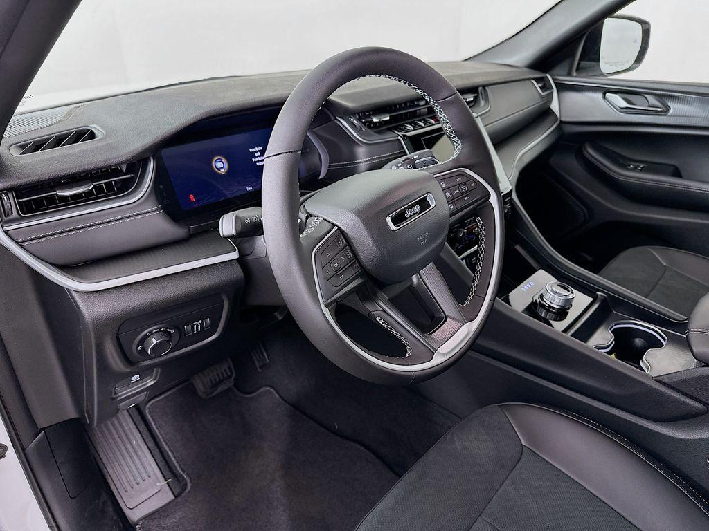 new 2025 Jeep Grand Cherokee car, priced at $40,269