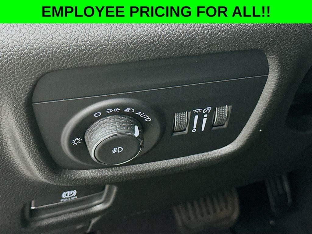 new 2025 Jeep Grand Cherokee car, priced at $45,600
