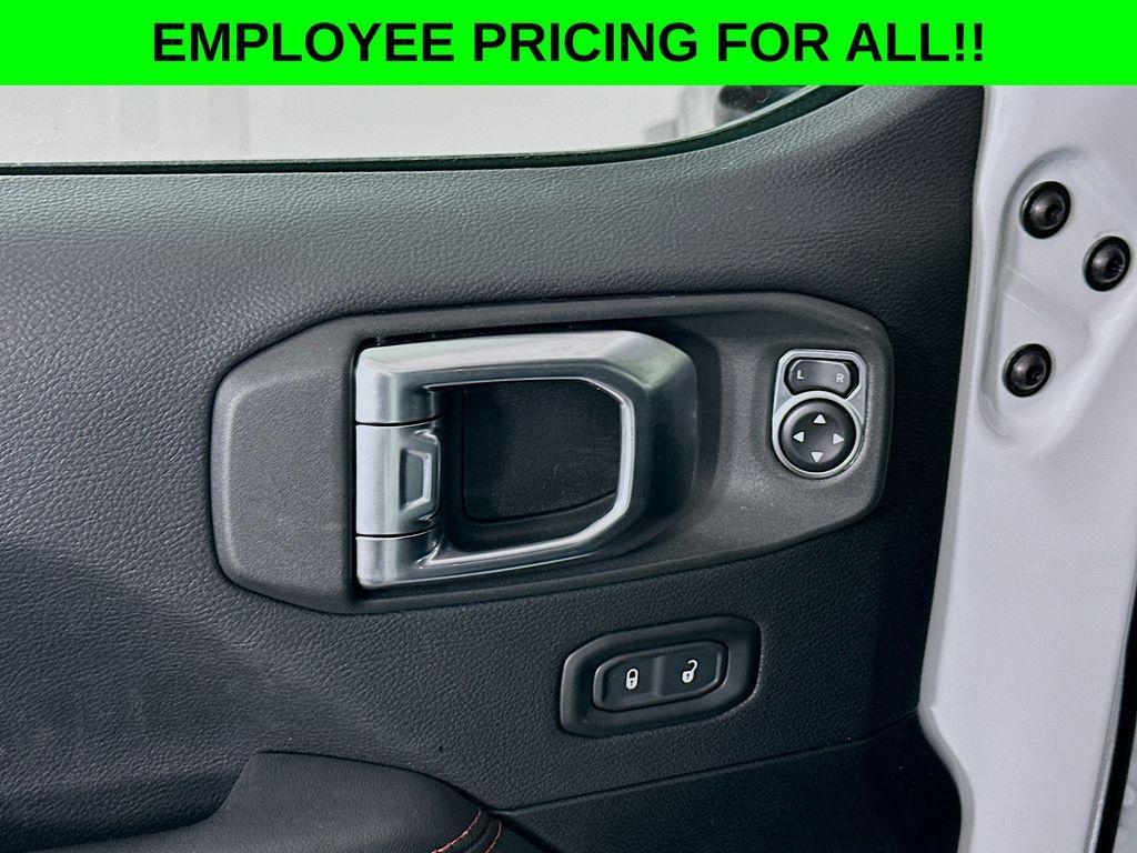new 2025 Jeep Wrangler car, priced at $62,558