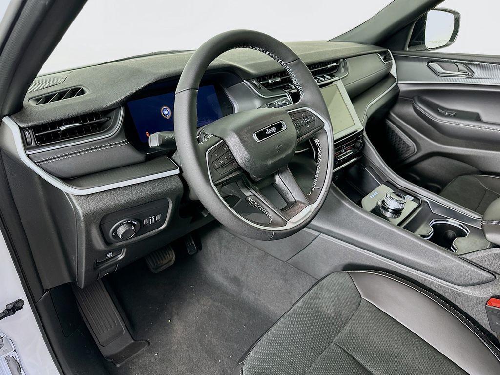 new 2025 Jeep Grand Cherokee car, priced at $43,973