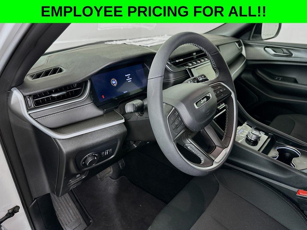 new 2025 Jeep Grand Cherokee car, priced at $40,827