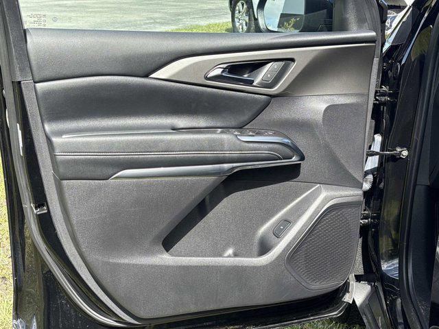 used 2025 Chevrolet Traverse car, priced at $34,990