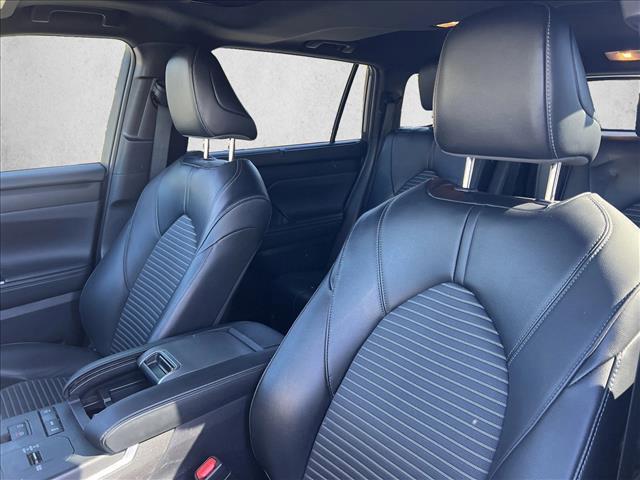 used 2022 Toyota Highlander car, priced at $38,099