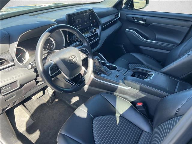 used 2022 Toyota Highlander car, priced at $38,099