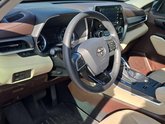 used 2021 Toyota Highlander car, priced at $32,463
