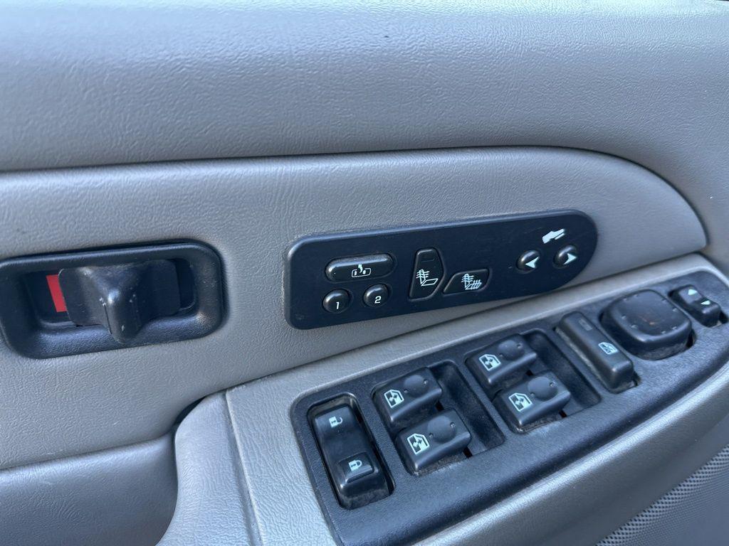 used 2004 Chevrolet Suburban car, priced at $3,400