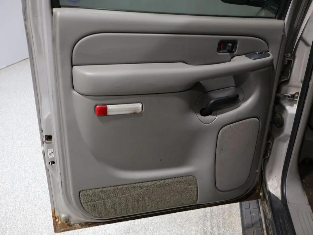 used 2004 Chevrolet Suburban car, priced at $1,300