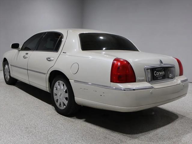 used 2004 Lincoln Town Car car, priced at $2,701