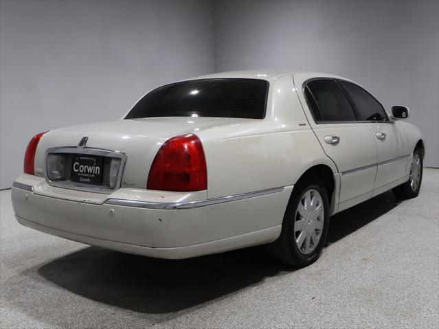 used 2004 Lincoln Town Car car, priced at $2,701