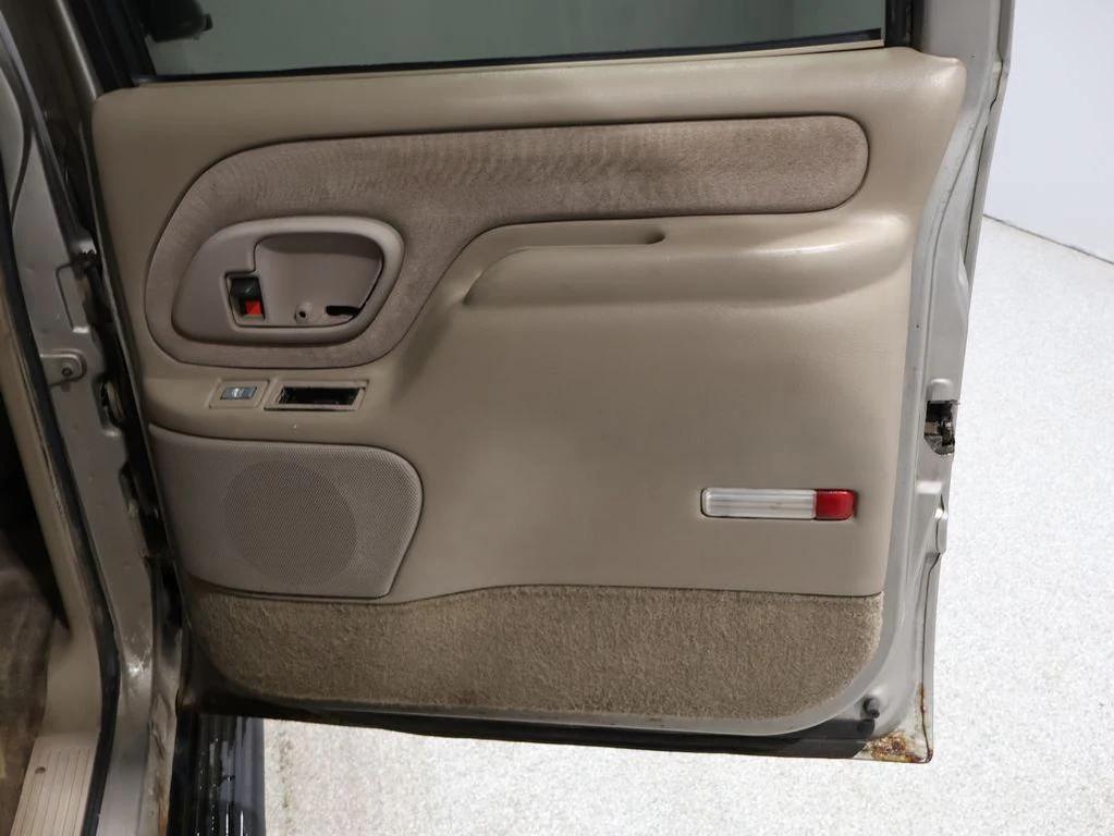 used 1999 GMC Suburban car, priced at $2,800