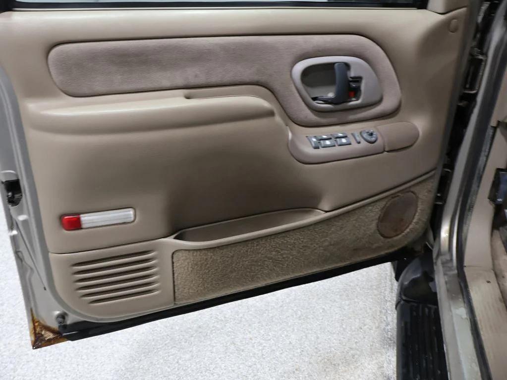 used 1999 GMC Suburban car, priced at $2,800
