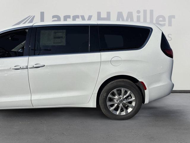 new 2025 Chrysler Pacifica car, priced at $44,027