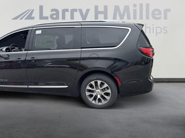 new 2025 Chrysler Pacifica Hybrid car, priced at $55,541