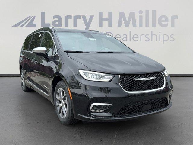 new 2025 Chrysler Pacifica Hybrid car, priced at $55,541