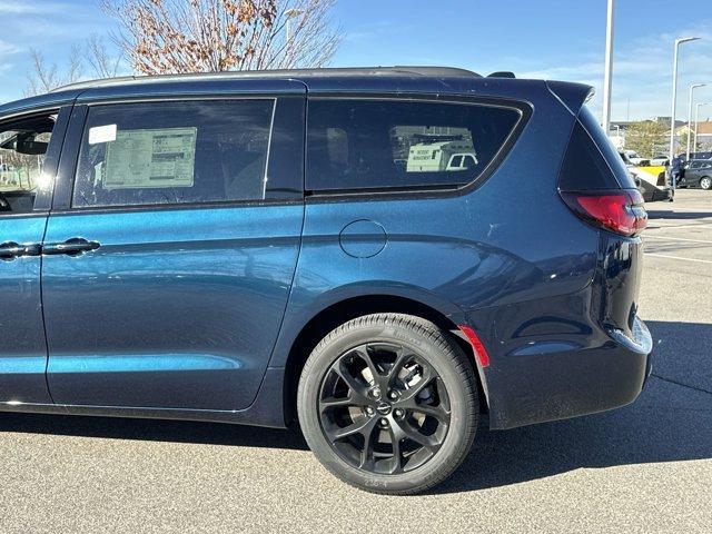 new 2025 Chrysler Pacifica car, priced at $53,804