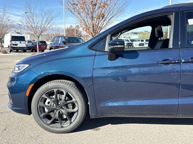 new 2025 Chrysler Pacifica car, priced at $53,804