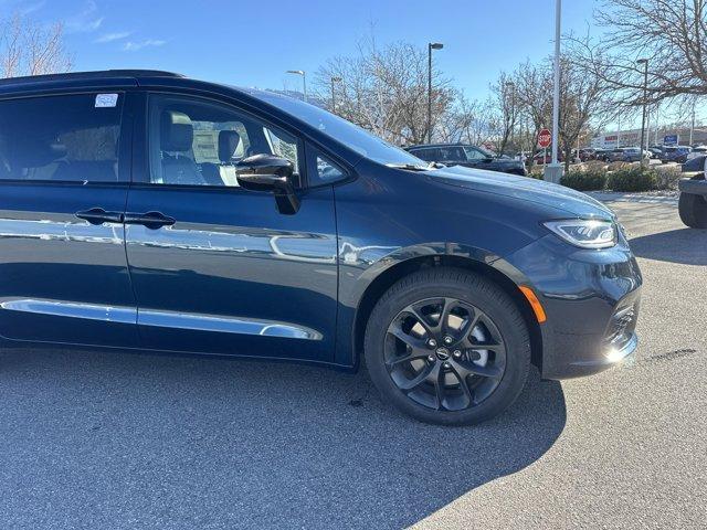 new 2025 Chrysler Pacifica car, priced at $53,804