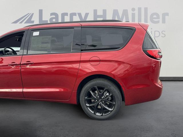 new 2025 Chrysler Pacifica car, priced at $53,804