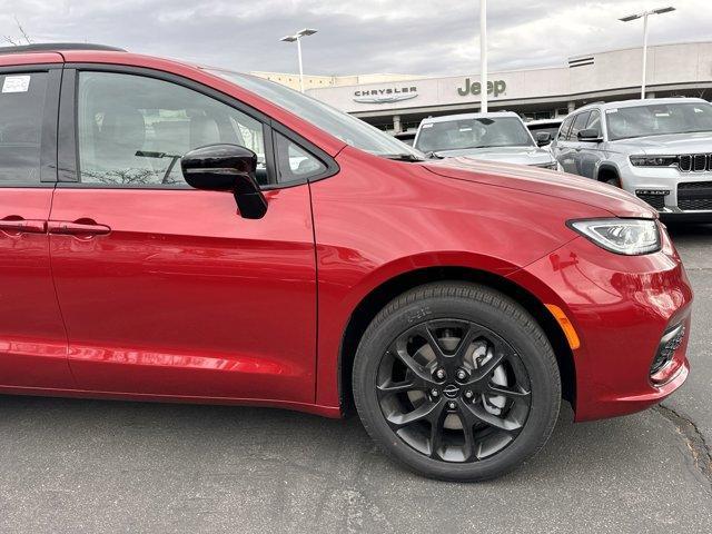 new 2025 Chrysler Pacifica car, priced at $53,804