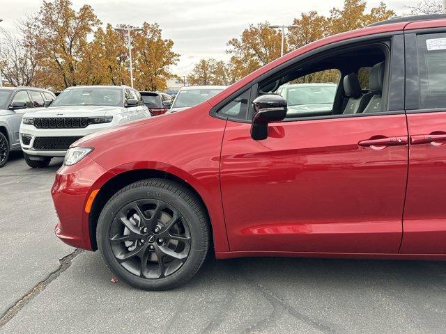 new 2025 Chrysler Pacifica car, priced at $53,804