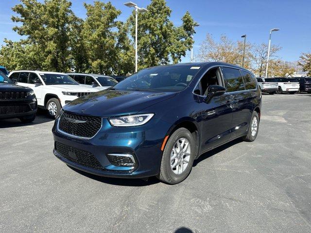 new 2025 Chrysler Pacifica car, priced at $42,640