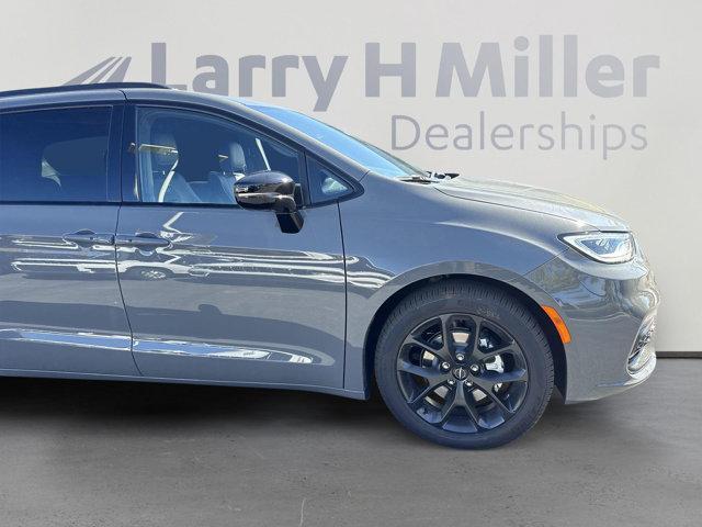 new 2025 Chrysler Pacifica car, priced at $47,897