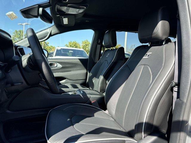 new 2025 Chrysler Pacifica car, priced at $47,897