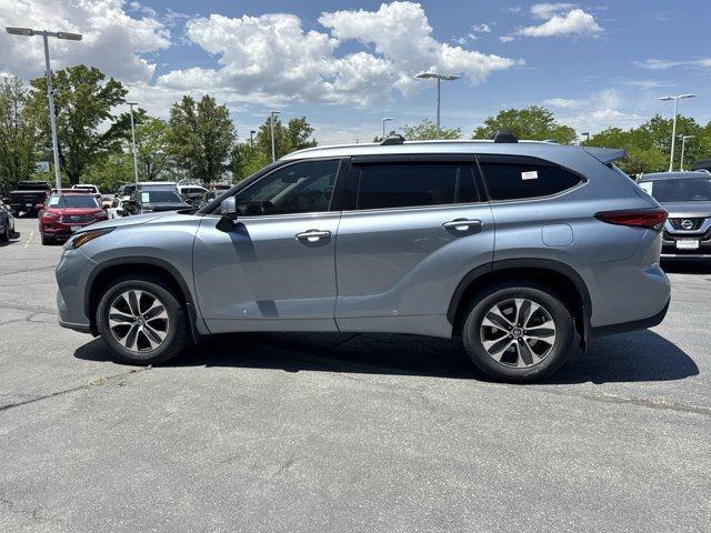 used 2022 Toyota Highlander car, priced at $34,233