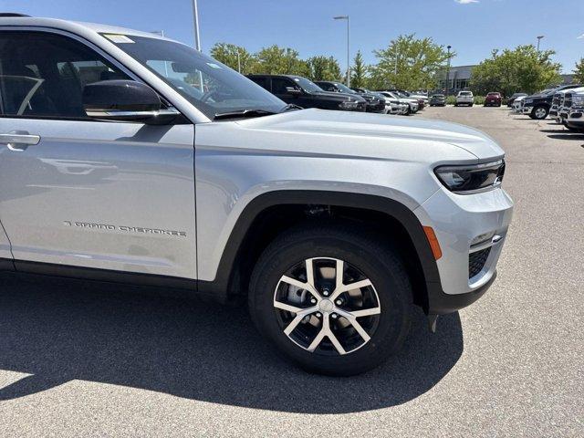 new 2025 Jeep Grand Cherokee car, priced at $43,997
