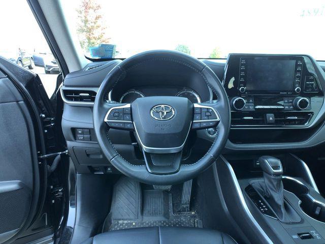 used 2022 Toyota Highlander car, priced at $34,236