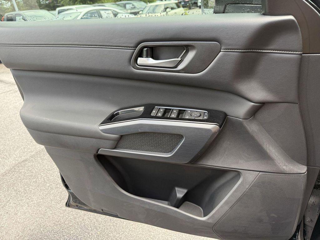 new 2025 Nissan Pathfinder car, priced at $40,827