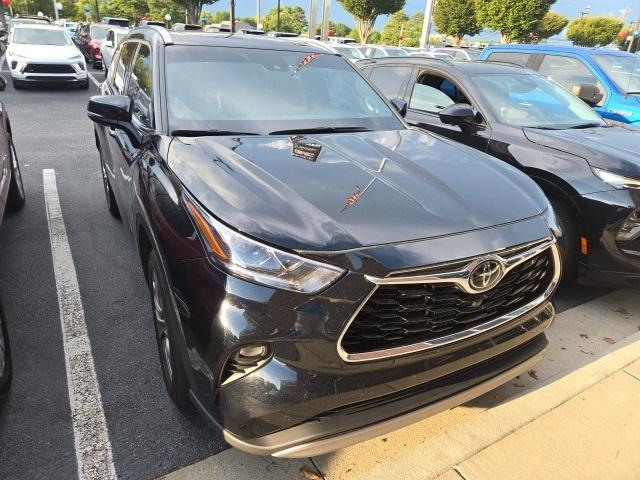 used 2021 Toyota Highlander car, priced at $38,228