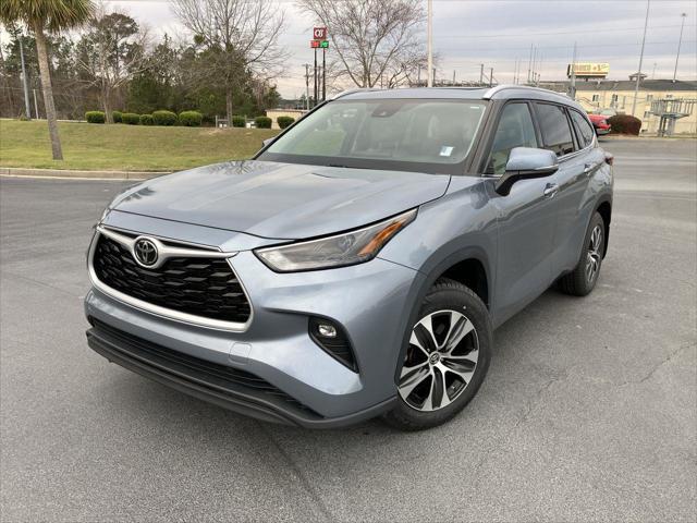 used 2022 Toyota Highlander car, priced at $35,901