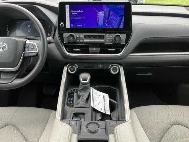 used 2025 Toyota Highlander car, priced at $45,901