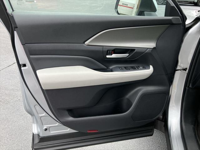 used 2025 Toyota Highlander car, priced at $45,901
