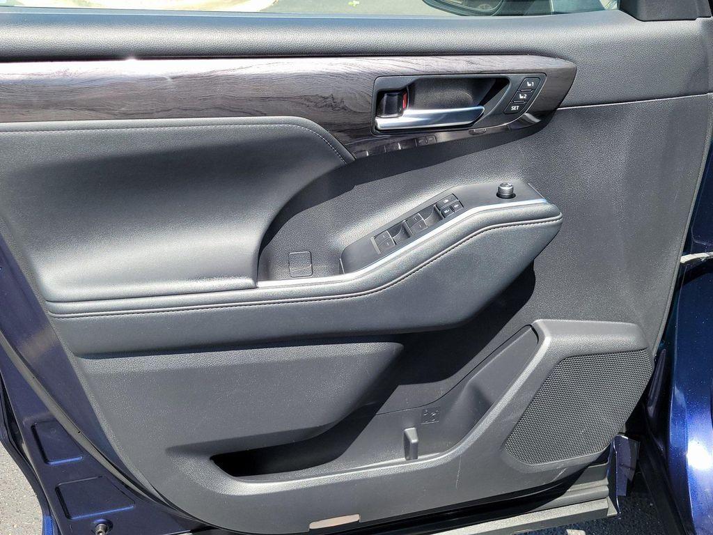 used 2021 Toyota Highlander car, priced at $31,650