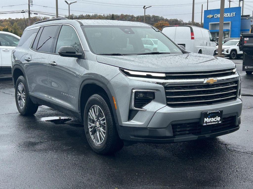 used 2025 Chevrolet Traverse car, priced at $36,998