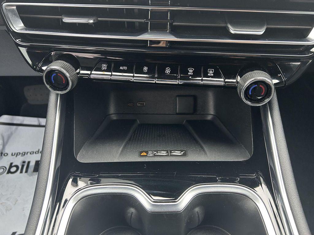 used 2025 Chevrolet Traverse car, priced at $36,998